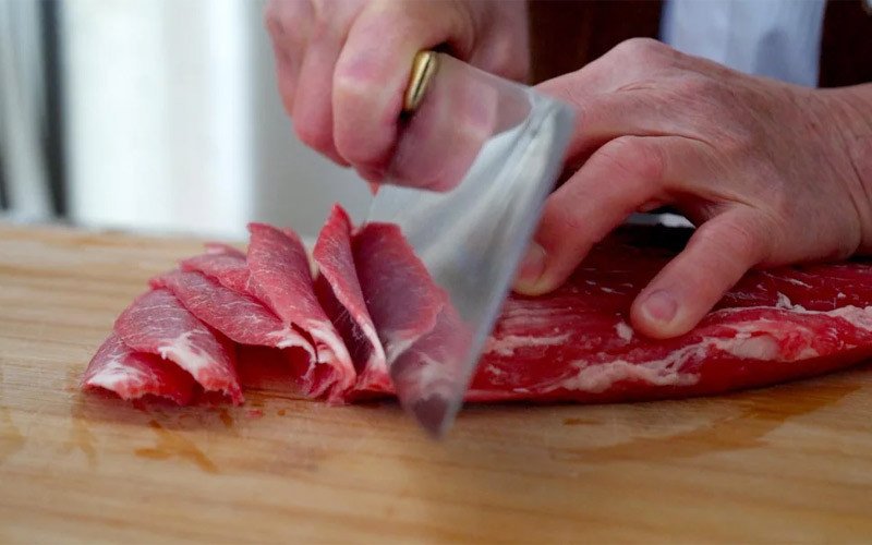 Các nguyên liệu tươi ngon như thịt bò, rau cải và gia vị được sơ chế sẵn sàng để nấu món mì bò Đài Loan thơm ngon.