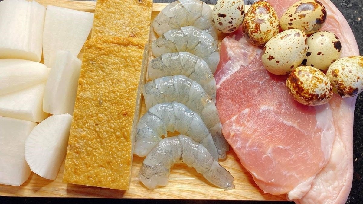 Các nguyên liệu tươi sống để nấu bánh canh bột gạo tôm thịt bao gồm tôm, thịt, xương gà, bánh canh và rau thơm.