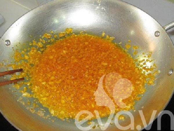 Các phần thịt bò và giò heo đã được hầm chín mềm và vớt ra