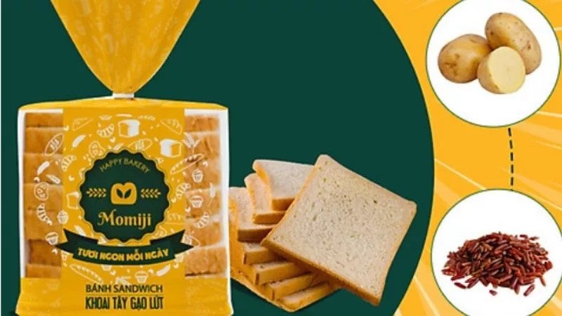 Các thành phần chính của bánh sandwich khoai tây gạo lứt bao gồm khoai tây, gạo lứt và gia vị tự nhiên, giúp người dùng dễ dàng tính toán lượng calo.