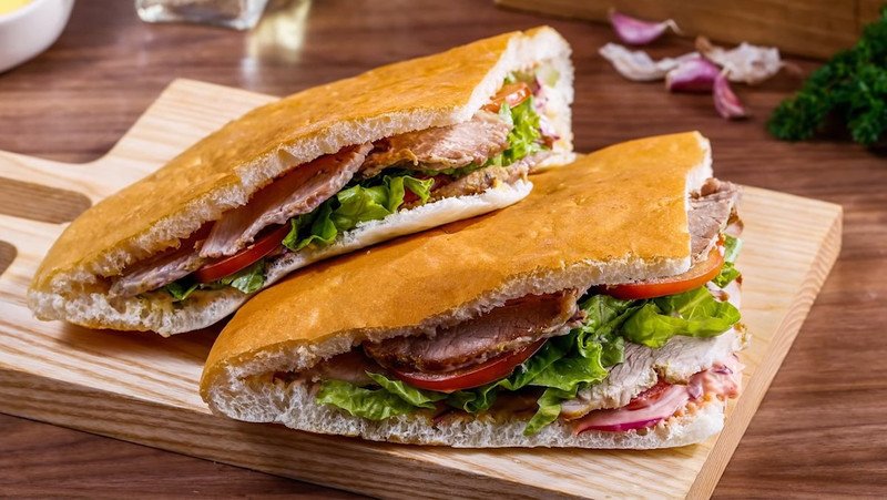 Các thành phần phong phú của bánh mì kebab bao gồm thịt nướng, rau củ và sốt, ảnh hưởng đến tổng lượng calo