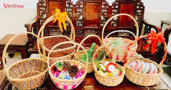 Các vật dụng cơ bản để tự tay làm giỏ quà bánh kẹo tại nhà, gồm giỏ, ruy băng và bánh kẹo