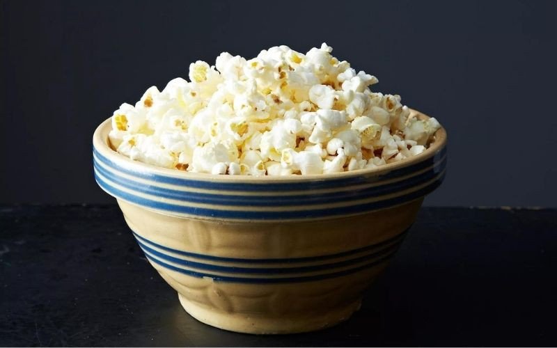Cách ăn bắp rang bơ caramel không lo tăng cân