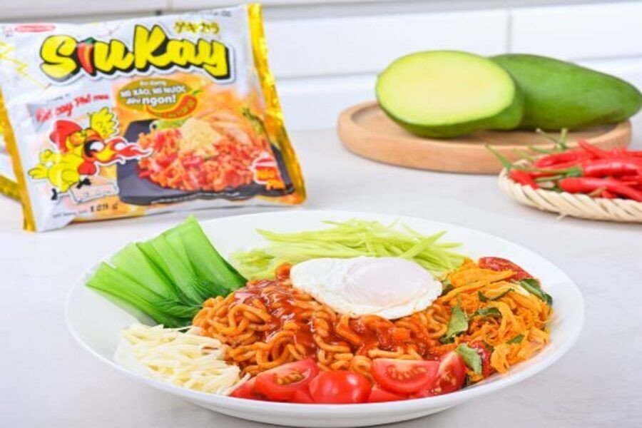 Cách ăn mì Siukay phô mai kèm rau xanh để kiểm soát lượng calo