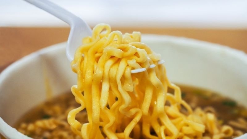 Cách ăn mì tôm đúng cách để cân bằng dinh dưỡng và calo