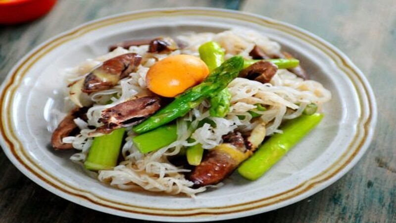 Cách ăn mỳ chũ giảm cân, kết hợp mỳ chũ với rau xanh