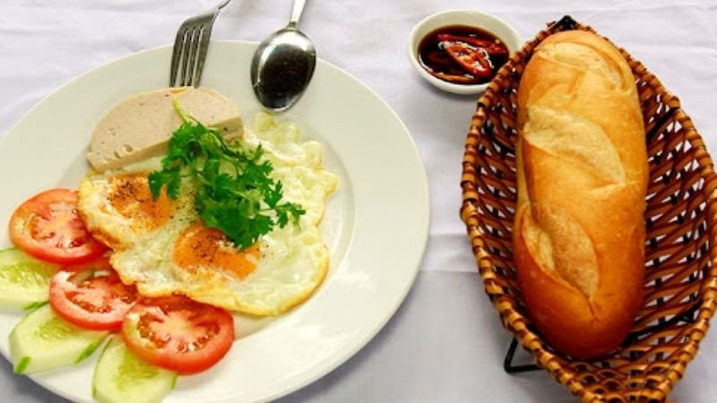 Cách ăn trứng ốp la đúng chuẩn cho thân hình thon gọn