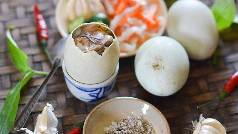 Cách ăn trứng vịt lộn xào me không lo béo