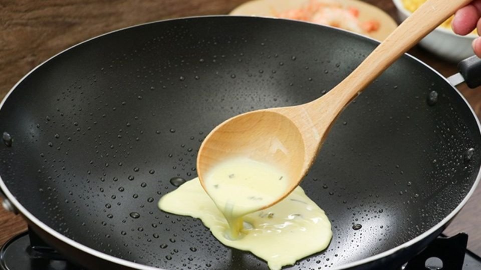 cách đổ bánh xèo giòn rụm