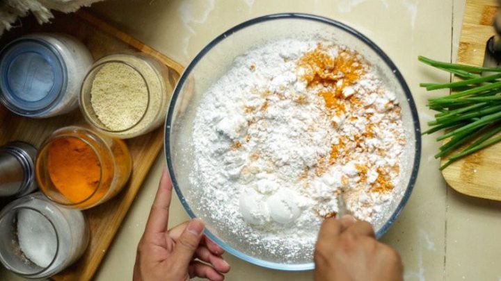 Cách đổ bánh xèo giòn tan vàng ươm từ bột gạo khô