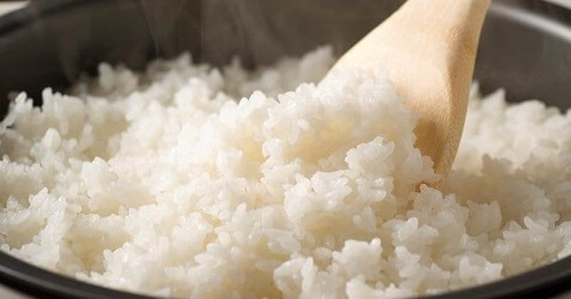 Cách đong nước nấu cơm bằng tay để cơm dẻo ngon