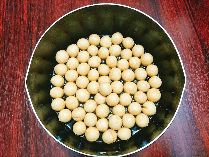 Cách làm bánh cà Nghệ An - Chiên bánh ngập dầu