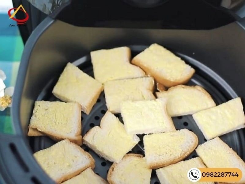 Cách làm bánh mì bơ đường bằng nồi chiên không dầu