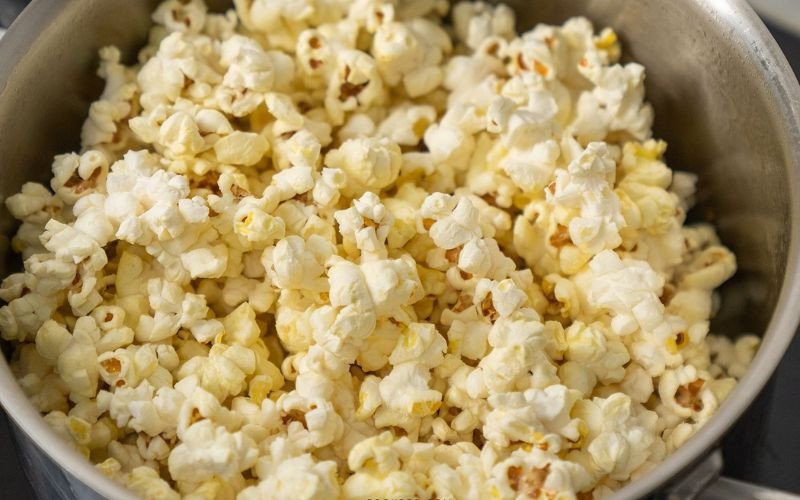Cách làm bắp rang bơ caramel ít calo tại nhà