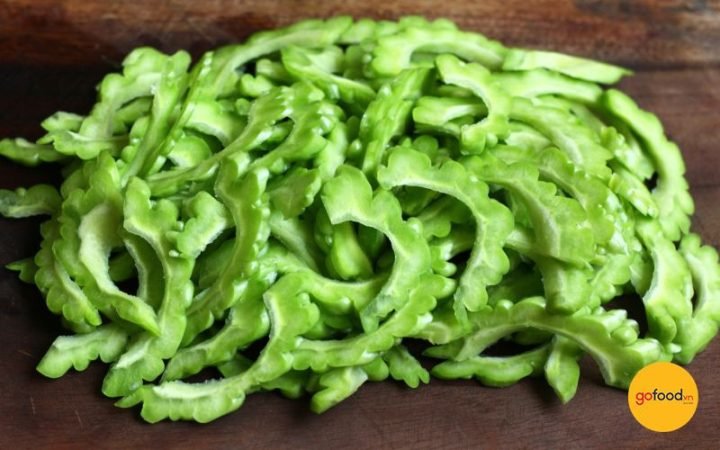 Cách thái khổ qua đúng cách để xào thịt bò, giúp giảm độ đắng của mướp đắng.