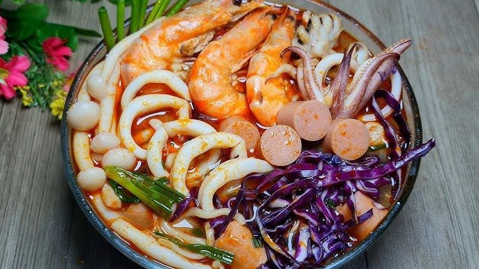 Cách thưởng thức mì cay hải sản nóng hổi cùng đồ uống giải nhiệt