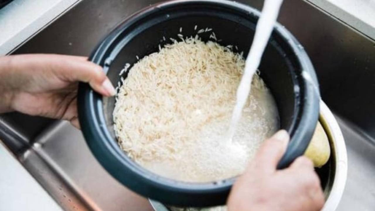 cách vo gạo nhẹ nhàng trước khi thực hiện nấu cháo bằng nồi áp suất để giữ dinh dưỡng