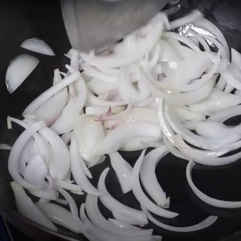 Cách xào bún khô: Trộn gia vị chuẩn bị nêm nếm