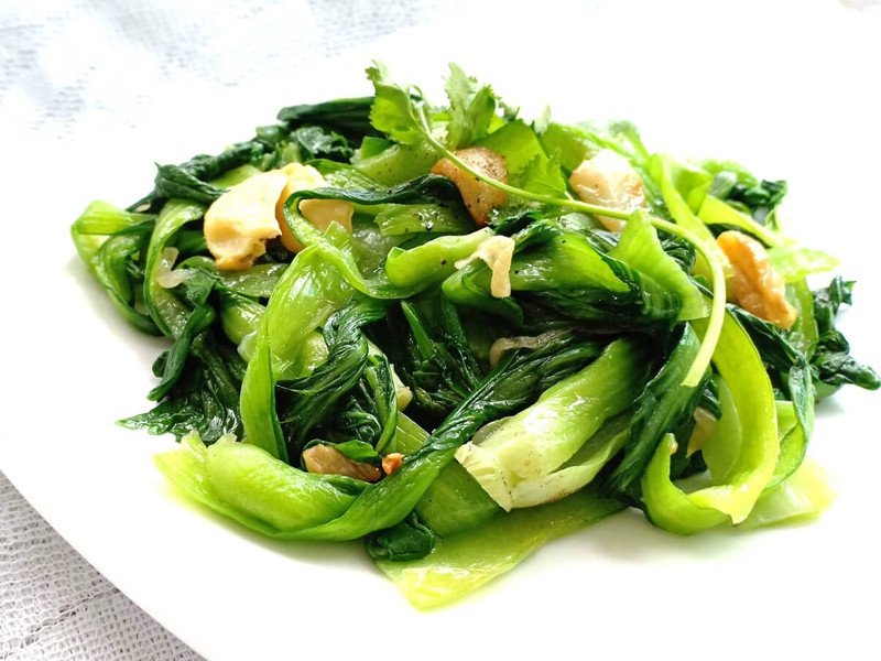 Cải chíp luộc xanh mướt, giữ nguyên giá trị dinh dưỡng và vitamin sau khi chế biến đúng cách