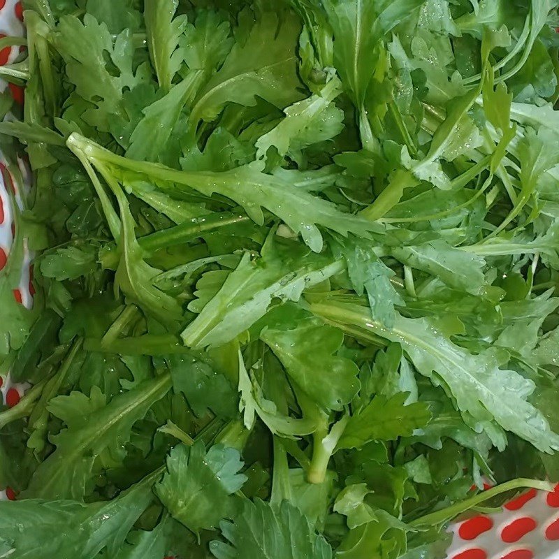 Cải cúc tươi xanh sau khi sơ chế