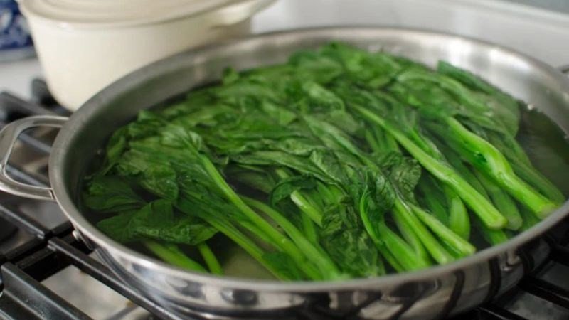 Cải ngọt luộc giữ được nhiều chất dinh dưỡng và rất dễ chế biến