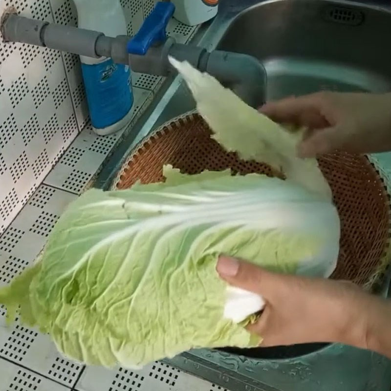 Cải thảo được rửa sạch và thái khúc vừa ăn