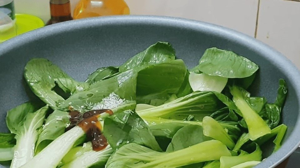 Cải thìa sau khi xào nhanh với tỏi