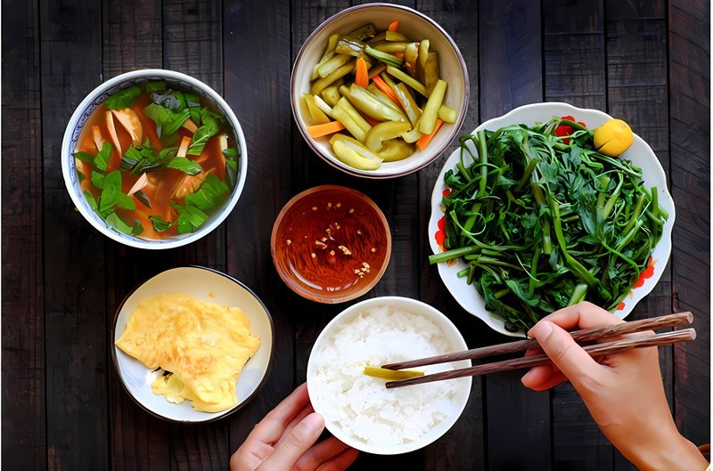 Cân bằng dinh dưỡng giữa cơm, rau và protein