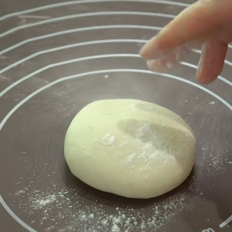 Cán bột vỏ bánh tortilla thành hình tròn