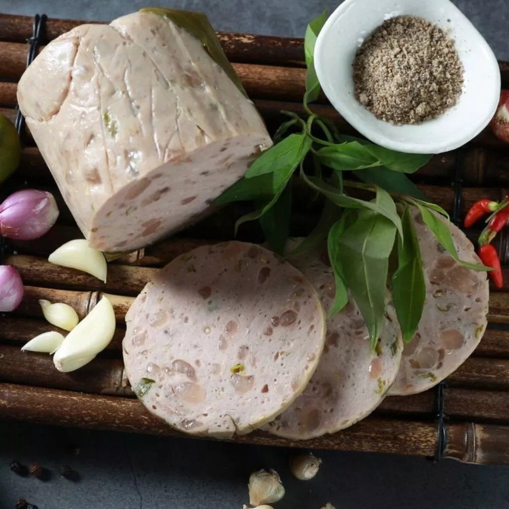 Cận cảnh lát chả bì ớt xiêm xanh với bì heo giòn dai