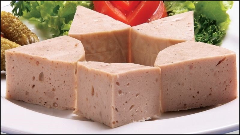 Cận cảnh miếng chả lụa với màu sắc trắng ngà, hướng dẫn chọn chả lụa ngon