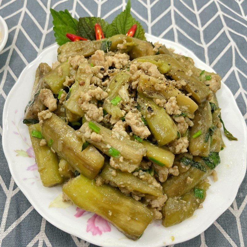 Cận cảnh món cà tím xào thịt băm nóng hổi