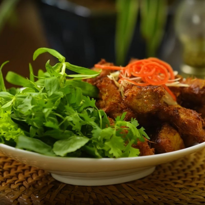 Cận cảnh món thịt lợn chiên riềng giòn thơm, hấp dẫn, sẵn sàng thưởng thức.