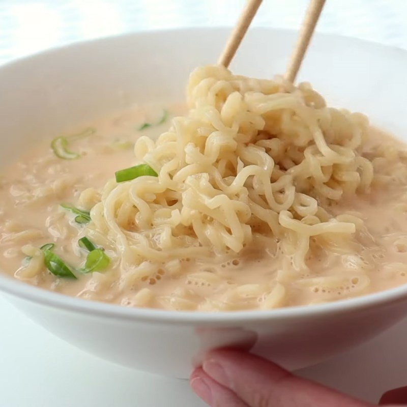 Cận cảnh tô mì trứng khuấy độc đáo với sợi mì dai ngon