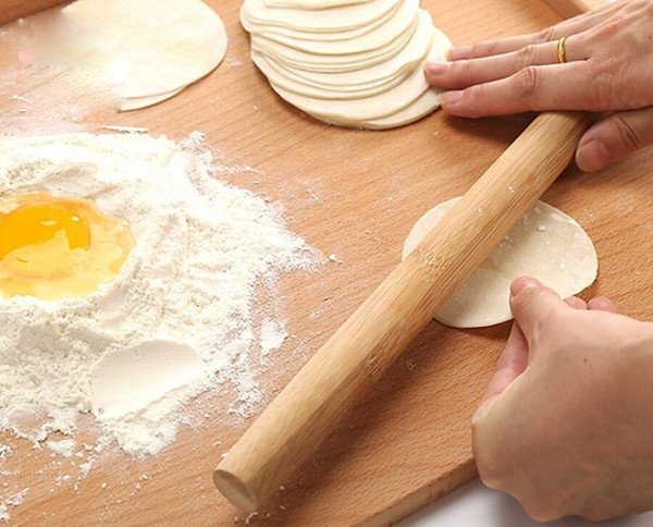 Cán mỏng bột để làm vỏ bánh há cảo truyền thống