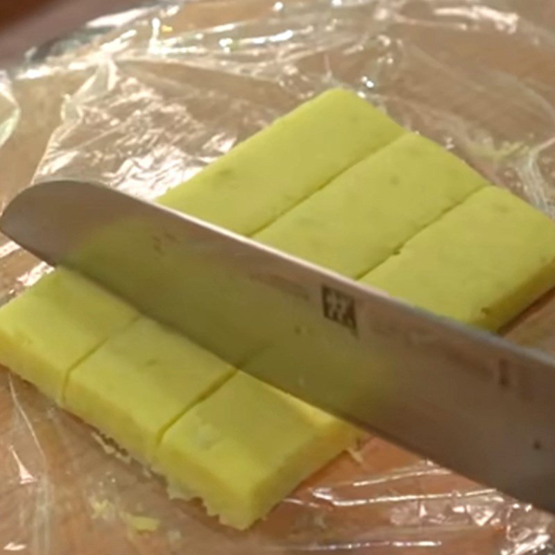 Cán mỏng hỗn hợp khoai lang để tạo hình bánh