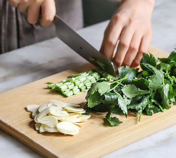 Cần tây xanh tươi đã được rửa sạch thái khúc