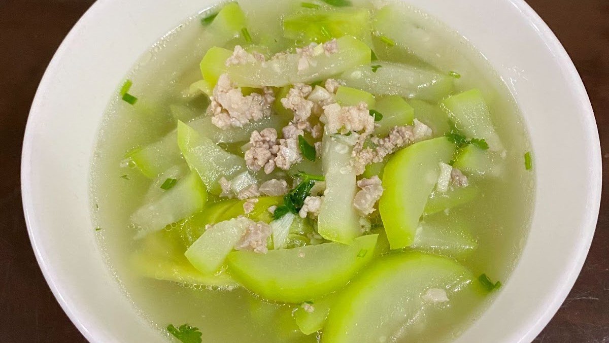 Canh bầu thịt băm nóng hổi, thanh mát, topping hành ngò và tiêu