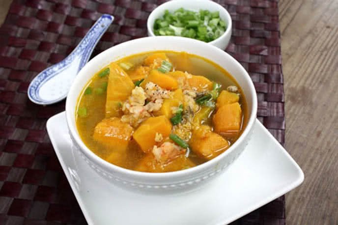 Canh bí đỏ nấu tôm và đậu xanh bổ dưỡng