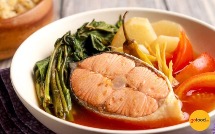 Canh cá hồi nấu măng chua cay ấm bụng