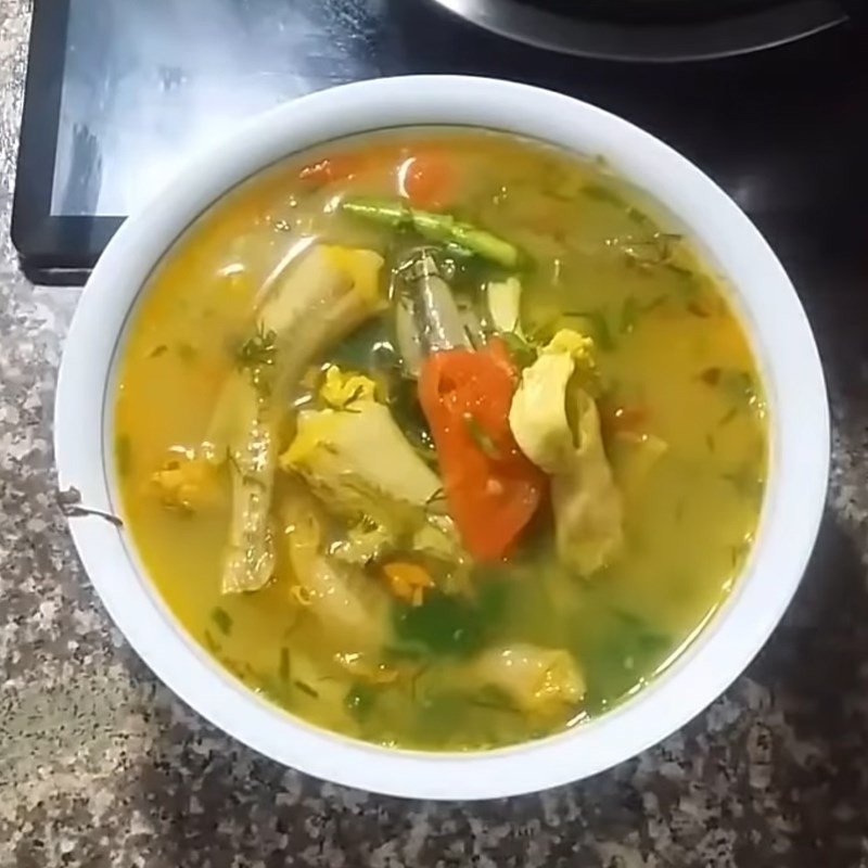 Canh cá khoai thành phẩm với màu sắc hấp dẫn
