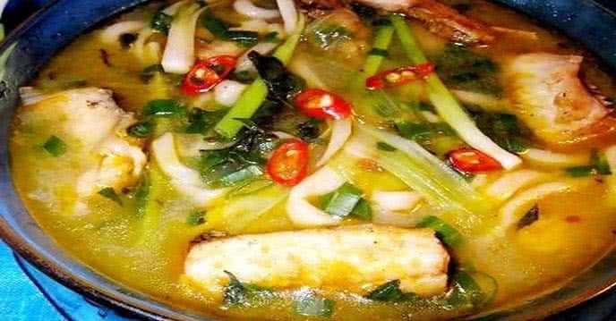 Canh cá nấu dọc mùng thơm ngon đậm vị