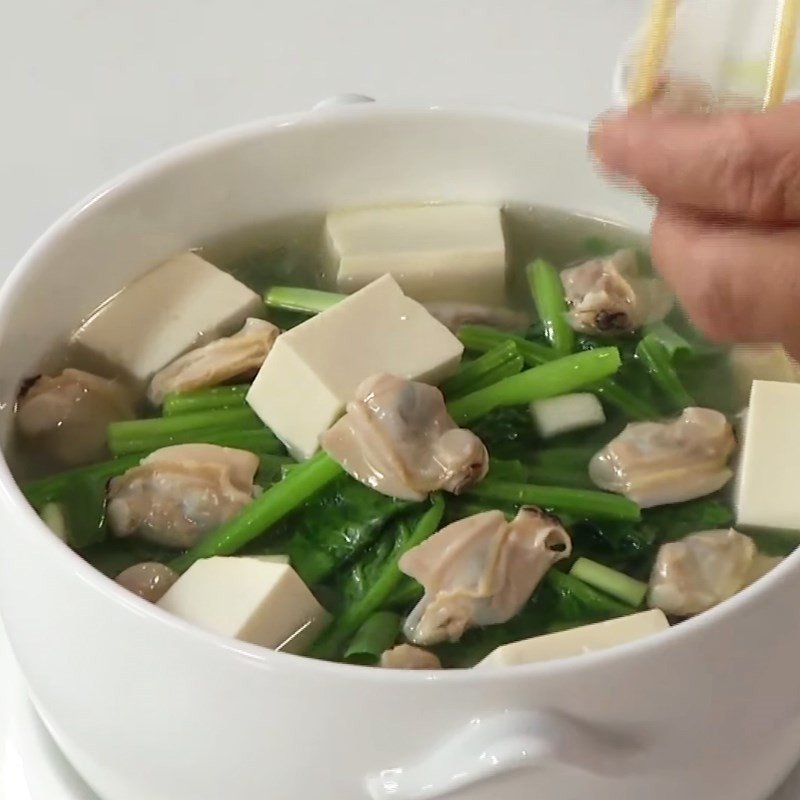 Canh cải bó xôi nghêu đậu hũ đã hoàn thành