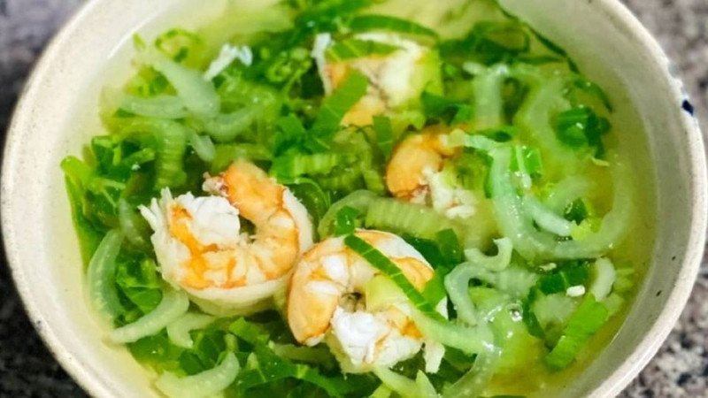 Canh cải thìa nấu tôm ngọt mát, phù hợp giảm cân
