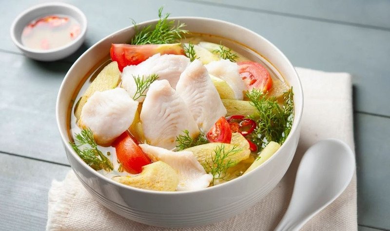 Canh chua cá basa phi lê nóng hổi, vị chua ngọt thanh mát
