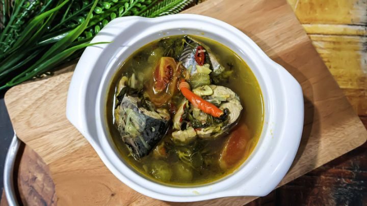 Canh chua cá lóc với rau muống và các loại rau củ khác