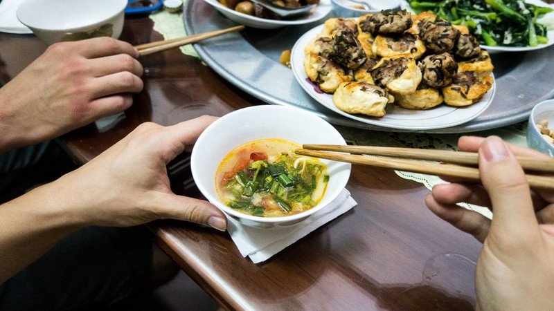 Canh chua chay với rau muống, đậu bắp và cà chua
