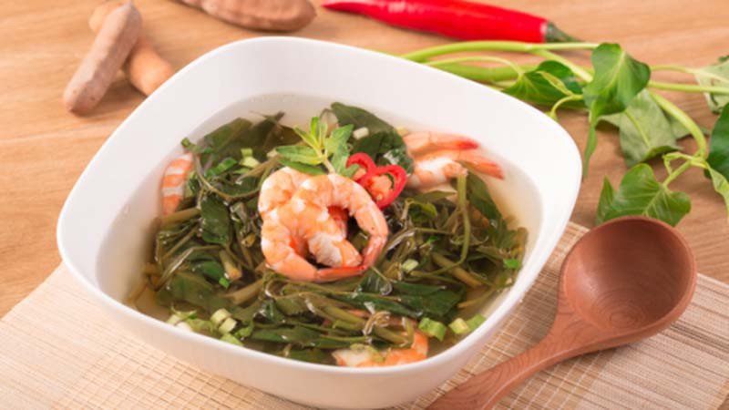 Canh chua rau muống nấu tôm trong thực đơn giảm cân