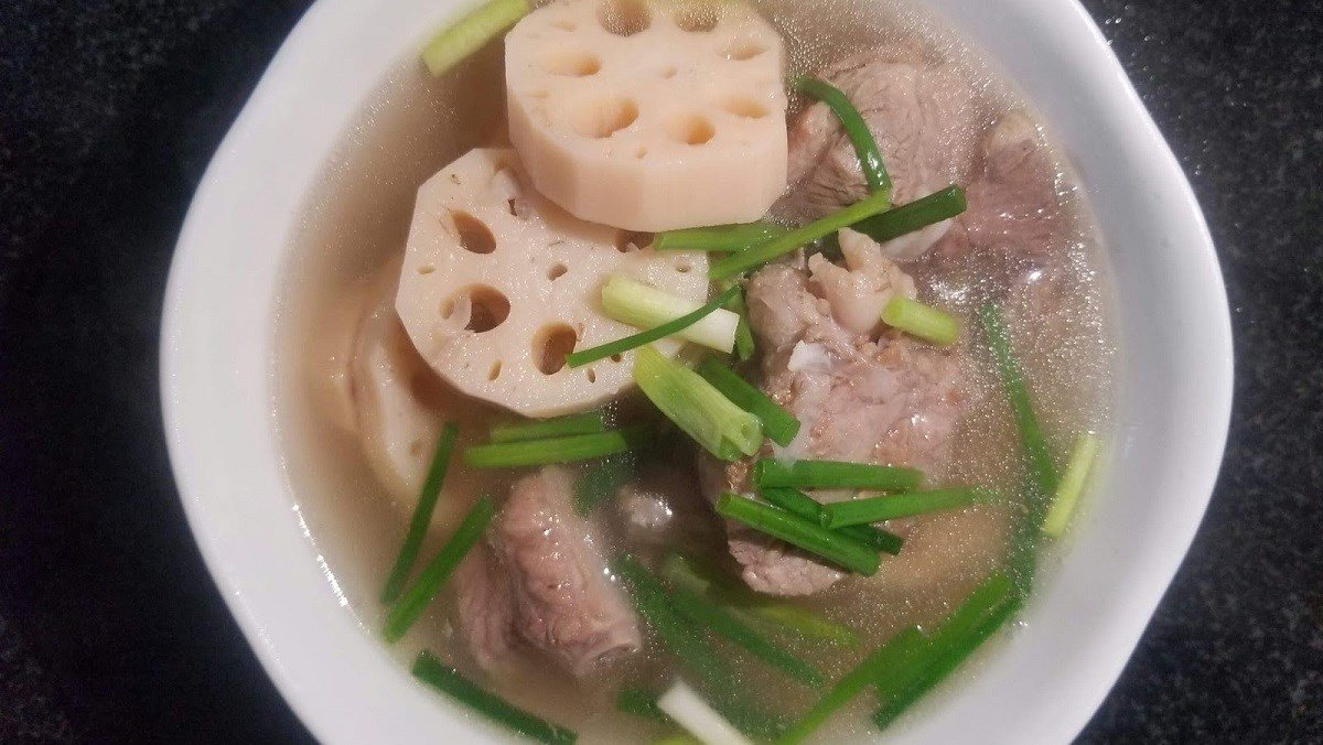 Canh củ sen hầm sườn non đã hoàn thành