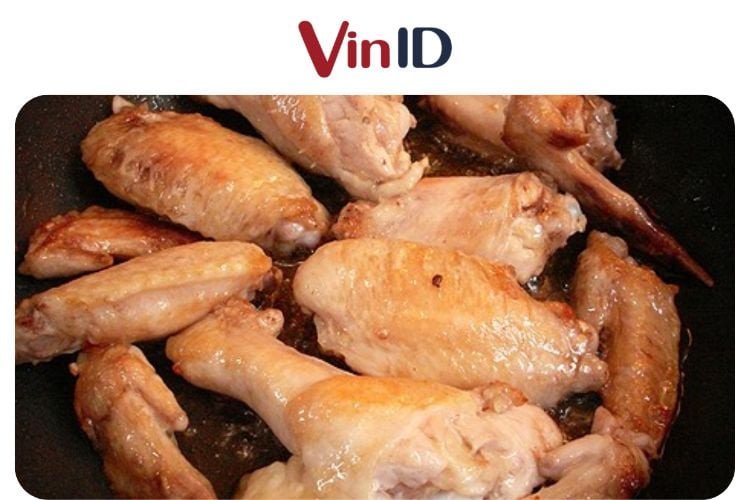 Cánh gà được chiên trên chảo đến khi vàng đều và giòn ngon